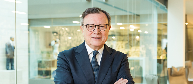 Dr José Viñals in a Standard Chartered office.